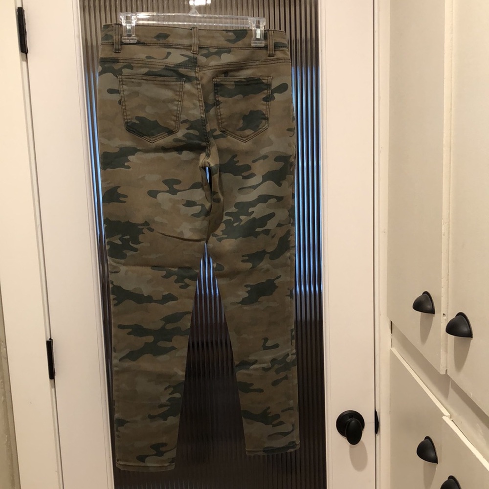 Love Fire Size 9 Camo Strech skinny jeans super stretchy.